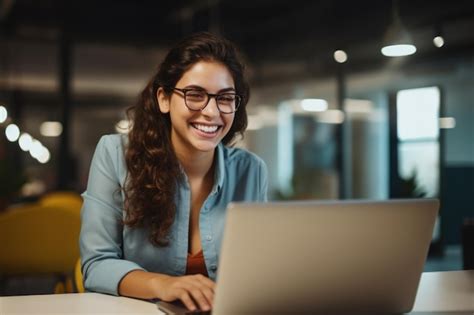 Mujer Joven Que Trabaja Con La Computadora Port Til En El Fondo De La