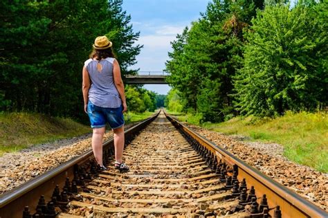 Mulher Jovem Sozinha Em Uma Ferrovia Na Floresta Foto Premium