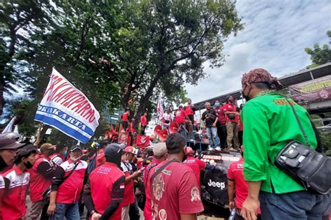 Peringati May Day Buruh Tuntut Turunkan Harga Bahan Pokok