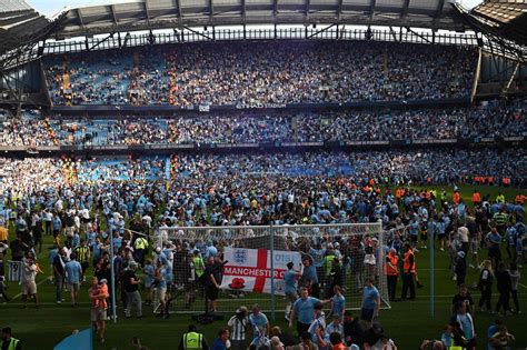 Hinchas Del Manchester City Invaden Campo De Juego En Celebraci N Del