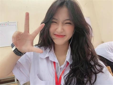Hot girl đeo ba lô ngược môi đỏ như son da trắng hồng ai nhìn cũng yêu