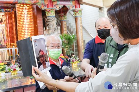 邱議瑩化身勇者替身掃街拜票 與鄭運鵬視訊連線加油打氣 蕃新聞