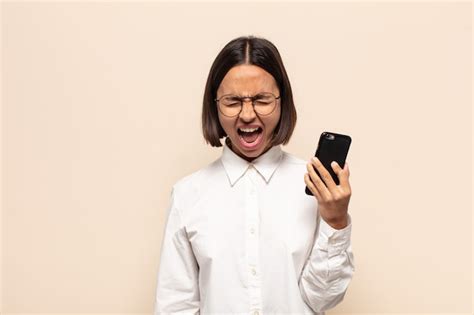 Joven Latina Gritando Agresivamente Luciendo Muy Enojada Frustrada Indignada O Molesta