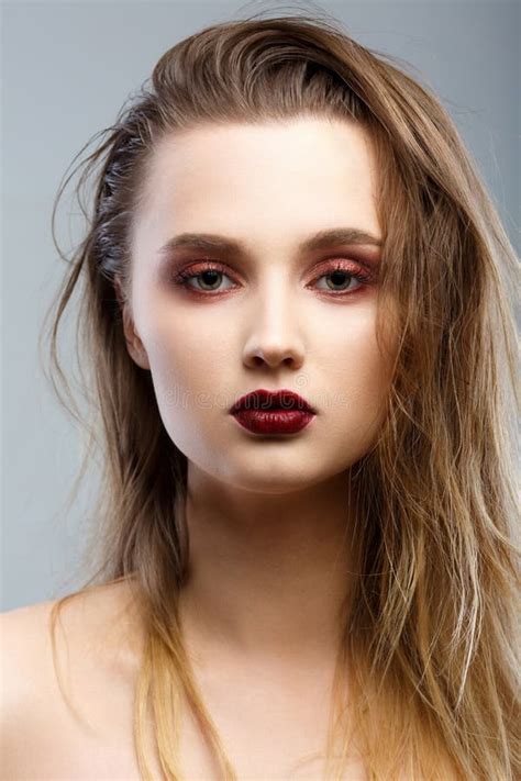 Het Portret Van De Vrouw Van De Schoonheid Professionele Make Up Voor Brunette Stock Afbeelding