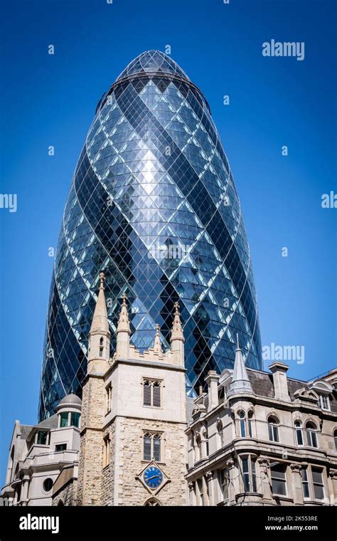 Il Gherkin Building Tra Una Variet Di Altre Architetture Situato In