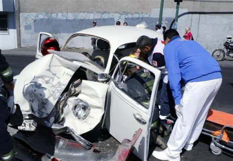 FOTOS Y VIDEO Fuerte Choque Deja 5 Heridos Vochito Queda Deshecho