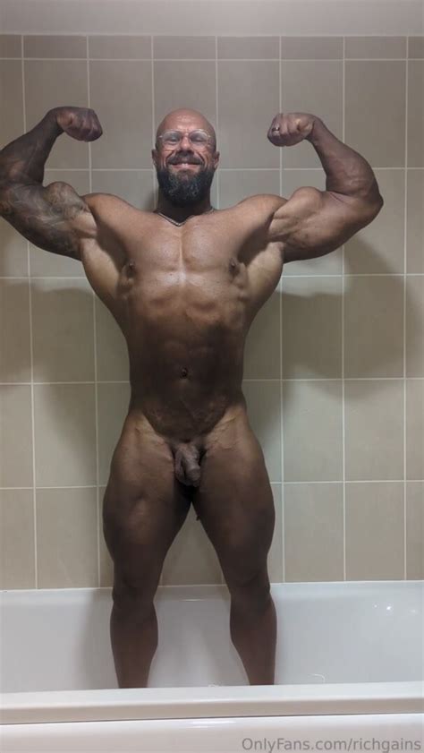 Bodybuilder Poses Naked Video ThisVid