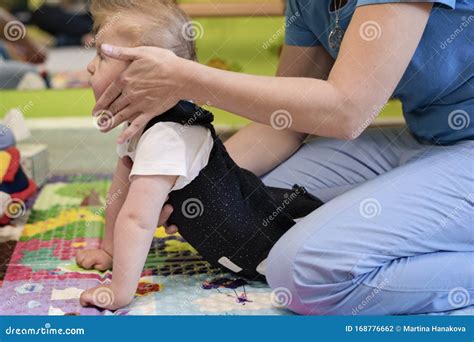 Retrato De Uma Crian A Paralisia Cerebral Por Fisioterapia Num