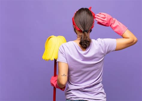 Mujer bonita joven pensando o dudando rascándose la cabeza