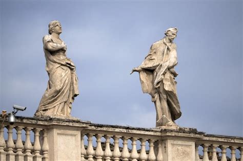 Premium Photo Saint Peter Basilica Rome Detail Of Statue On Columns Roof