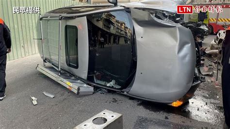 翻車現場！高雄休旅車撞電桿側躺堵住巷子（民眾提供） 自由電子報影音頻道