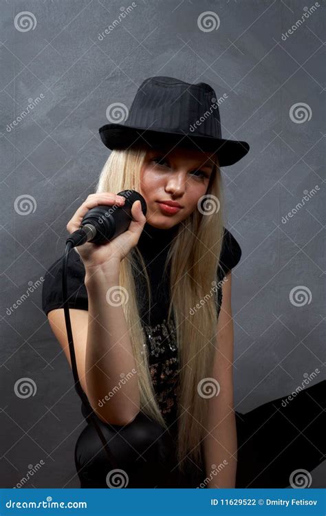 Fille Blonde Avec Le Microphone Photo stock Image du fond câble 11629522