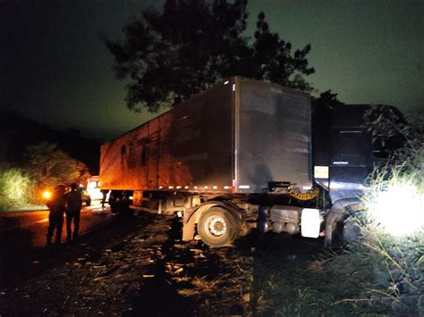 Acidente Entre Carreta E Carro Deixa Quatro Pessoas Feridas Uma Delas