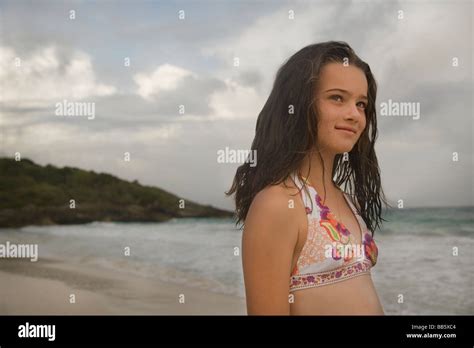 Junges Mädchen im Bikini am Strand Stockfotografie Alamy