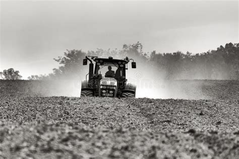 Un Agricultor Que Trabaja En El Campo Con Un Tractor John Deere