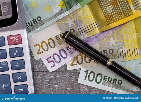 Taschenrechner Mit Euro cins Und Banknoten Stockbild Bild von münzen