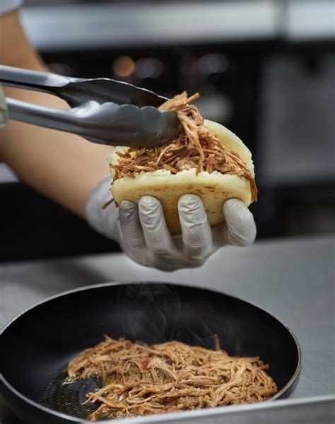 Chef Preparando Arepa Venezolana Rellena De Carne Desmenuzada Foto