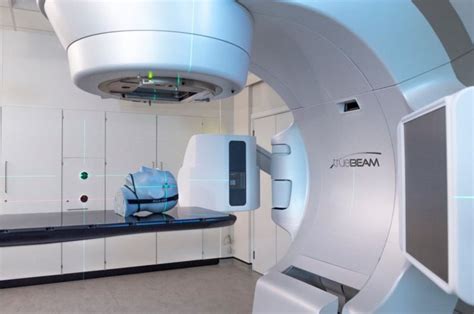 Oxford University Hospitals Trust Gets New Radiotherapy Machine Bbc News