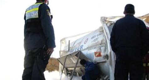 Tráiler con oxígeno vuelca y causa pánico PERU CORREO