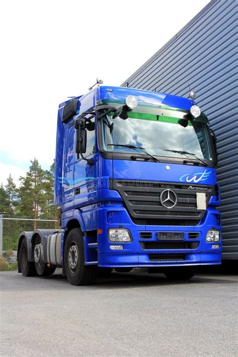 Camión Azul De Mercedes Benz Actros 2546 Foto de archivo editorial