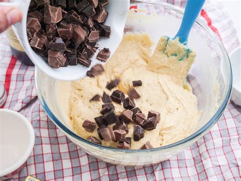 This Muslim Girl Bakes Nutella Chocolate Chunk Cookie Pie