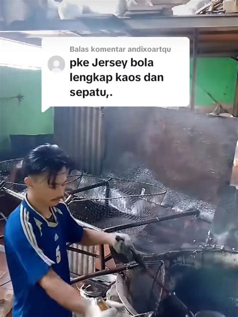 Outfit Nyeleneh Mas Mas Tukang Goreng Kerupuk Ini Kocak Pakai Gamis