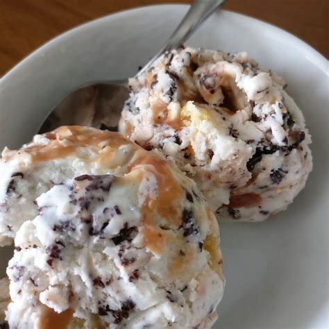 Girl Scout cookie ice cream, Samoas/Caramel deLites edition : icecreamery