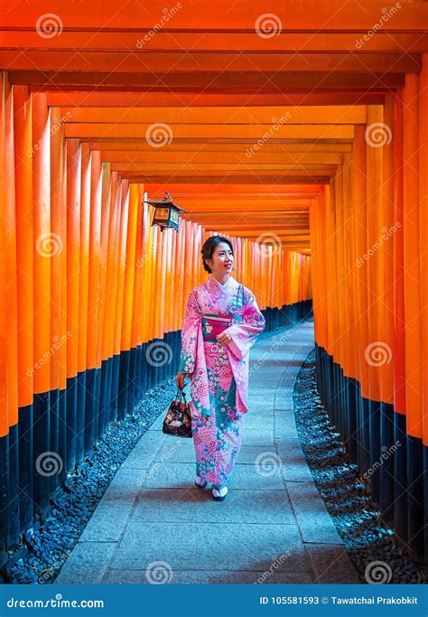 Mulheres Asi Ticas Em Quimonos Japoneses Tradicionais No Santu Rio De