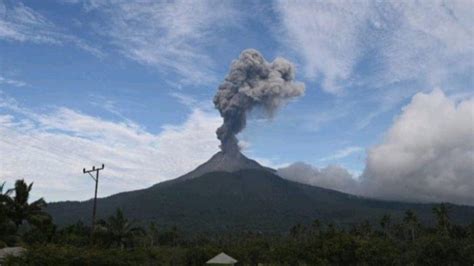 Gunung Lewotobi Laki Laki Di Flores Timur Naik Status Siaga Warga