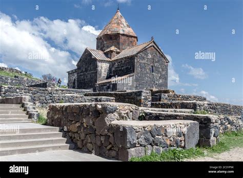 Surp Arakelots significa los Santos Apóstoles alias Iglesia