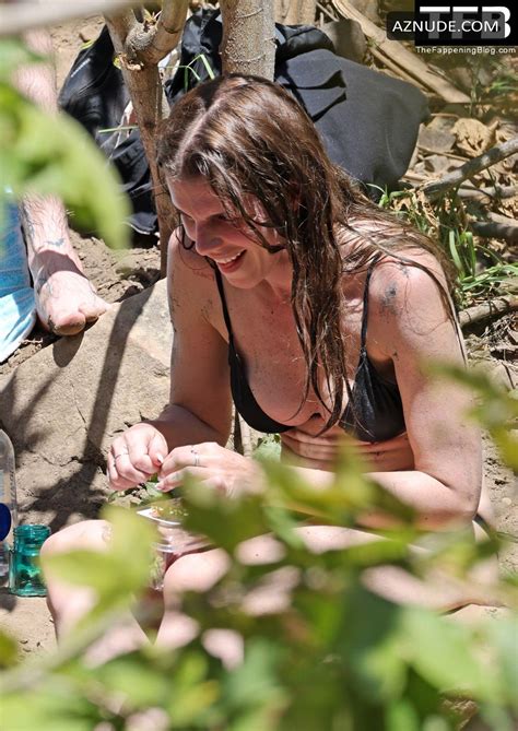 Julia Fox Sexy Seen Flaunting Her Hot Bikini Body Bathing In Mud At The Montecito Hot Springs