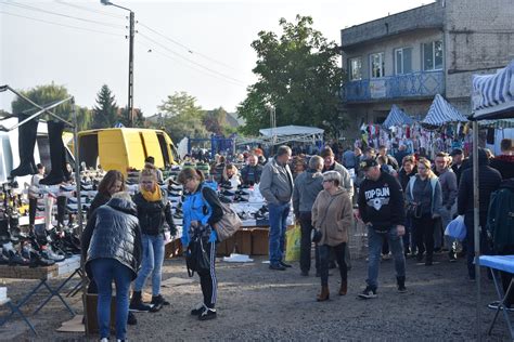 Niedzielny targ w Wierzbicy Tłumy handlujących i kupujących ZOBACZ