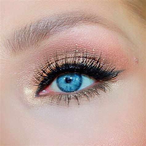Bronze Glitter Eye Makeup Nude Makeup Gigi Hadidi Inspired Red Carpet Makup Look Victoria