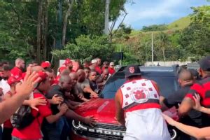 Torcedores Do Flamengo Cercam Carros De Jogadores Em Protesto No Ninho