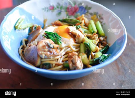 Chinese noodle or noodles with egg and shrimp Stock Photo - Alamy