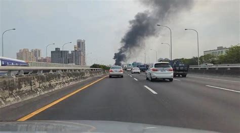 快訊國1北上爆火燒車！貨車遭火球吞噬 濃煙上竄畫面曝 中天新聞網