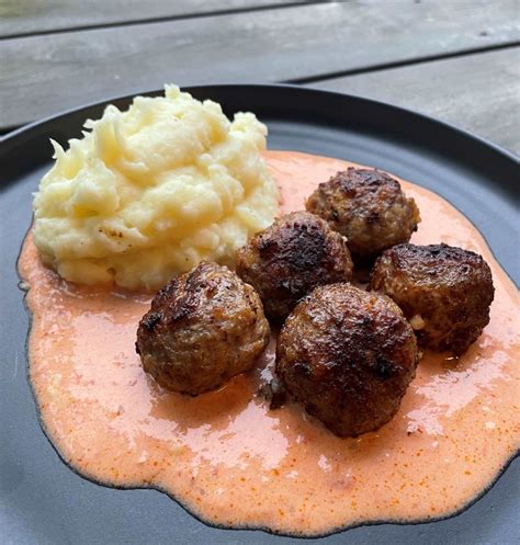 Köttbullar med potatismos och gräddig tomatsås Homecooking