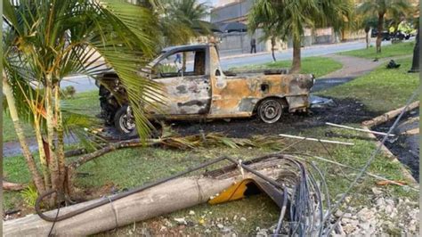 Homem furta carro bate em poste e é salvo de incêndio por policial em