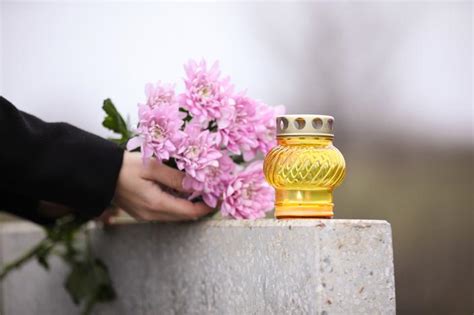 Les 5 Fleurs Traditionnelles Pour Un Enterrement