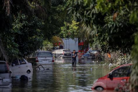 Le Alluvioni Travolgono La Malesia Almeno Morti E Decine Di