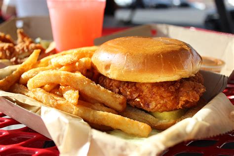 Sauce Magazine First Look Chucks Hot Chicken In Former Courtesy Diner Space In South St Louis