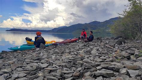 Temuan Batuan Unik Di Kaldera Geopark Toba Oleh Sejumlah Kayaker