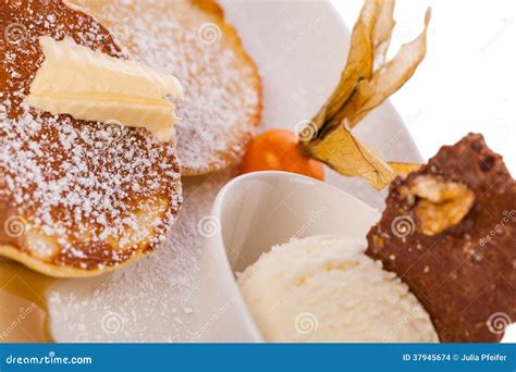 Crepes Dulces Sabrosas Con Helado Y El Desmoche De La Vainilla Foto De