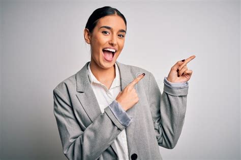 Joven Y Hermosa Empresaria De Brunette Con Una Chaqueta Sobre Fondo Blanco Sonriendo Y Mirando A