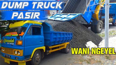 Proses Mobil Dump Truck Menurunkan Pasir Dump Truk Mobil Truk Pasir