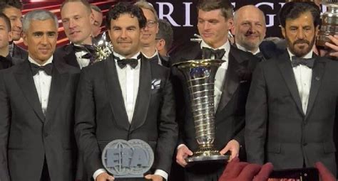 Checo Pérez recibió su trofeo de subcampeón de Fórmula 1 en la Gala de