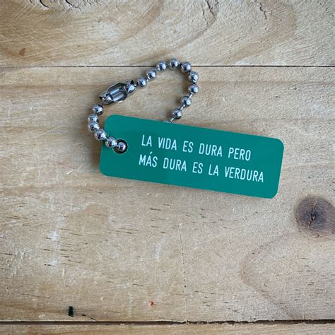 Llaveros Con Frases Originales La Vida Es Dura Diminuto Cielo