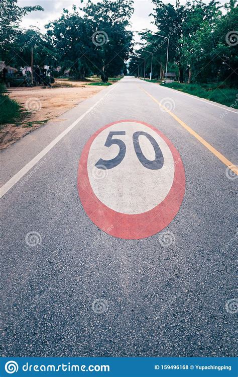 Panneau De Limitation De Vitesse Peint Sur La Route Photo Stock Image