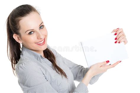 Brunette Atractivo Que Sostiene La Tarjeta En Blanco Foto De Archivo Imagen De Morena