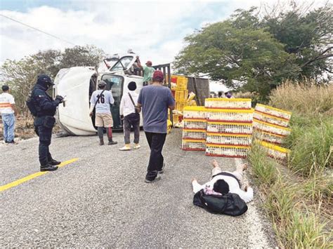 Volcó Camión Cargado con Pollos Periódico El Orbe